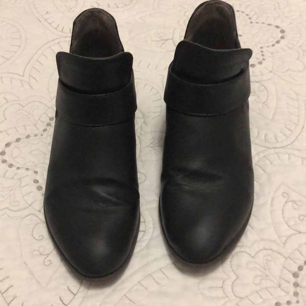 💛 Life Stride Memory Foam Black Booties